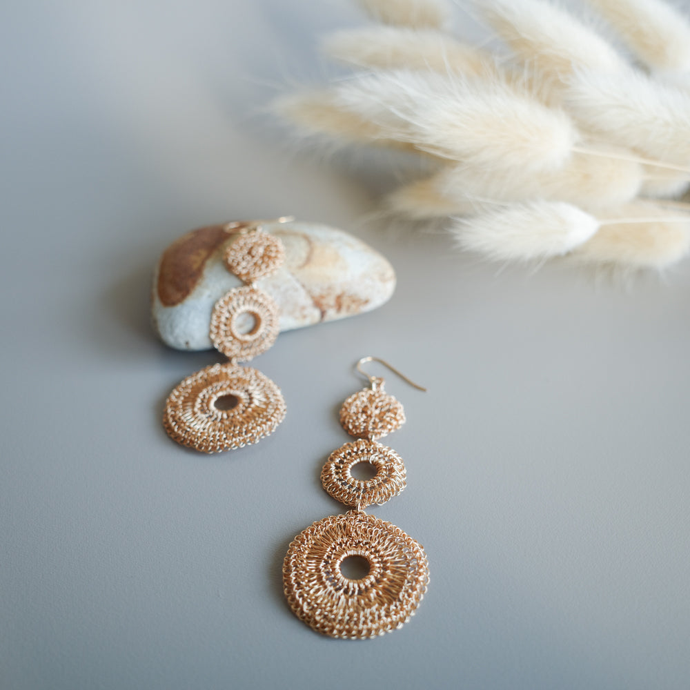 Trinity Lace Circles　耳飾り　Gold