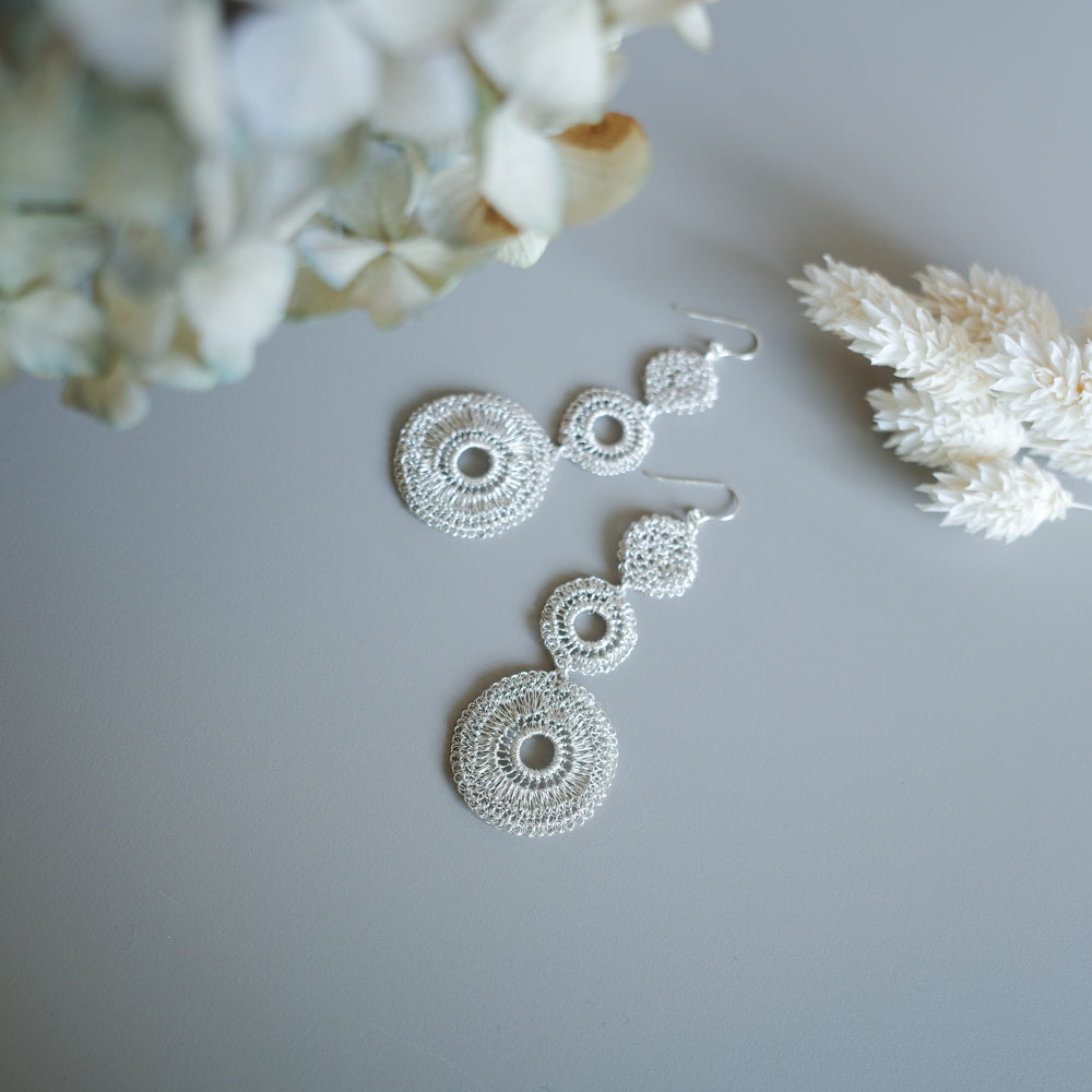 Trinity Lace Circles　耳飾り　Silver