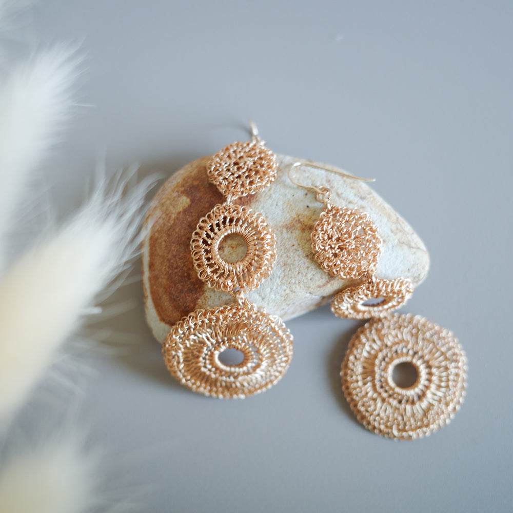 Trinity Lace Circles　耳飾り　Gold