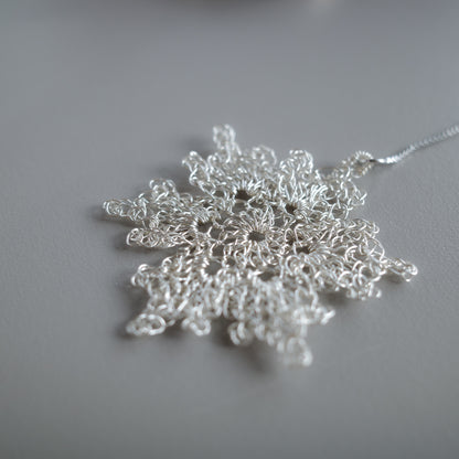 雪の華 ワイヤークロッシェ 耳飾り［シルバー］