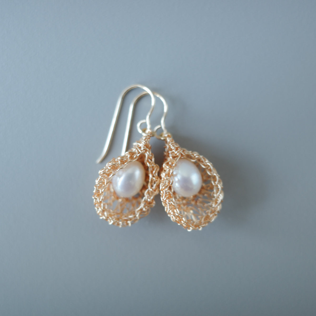 睡美人 – 淡水パール耳飾り　ゴールド