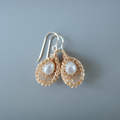 睡美人 – 淡水パール耳飾り　ゴールド