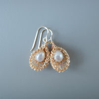 睡美人 – 淡水パール耳飾り　ゴールド