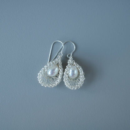 睡美人 – 淡水パール耳飾り　シルバー