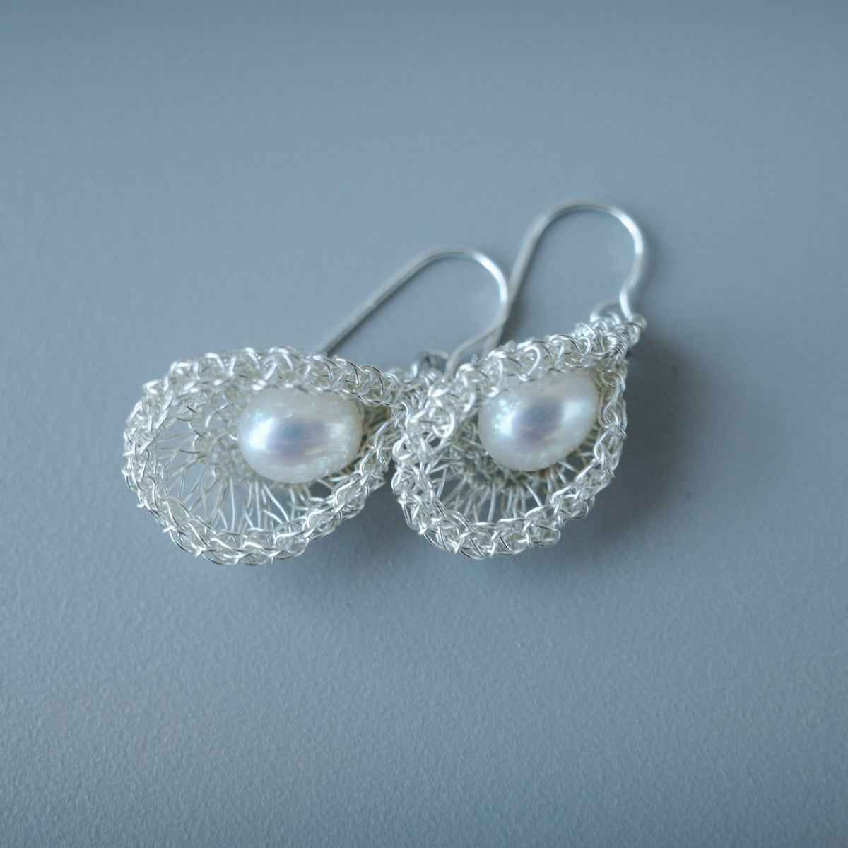 睡美人 – 淡水パール耳飾り　シルバー