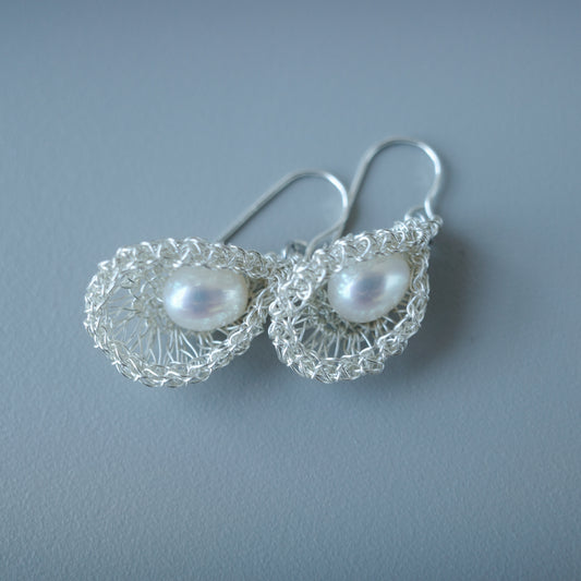 睡美人 – 淡水パール耳飾り　シルバー