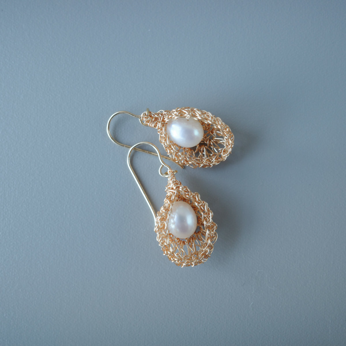 睡美人 – 淡水パール耳飾り　ゴールド