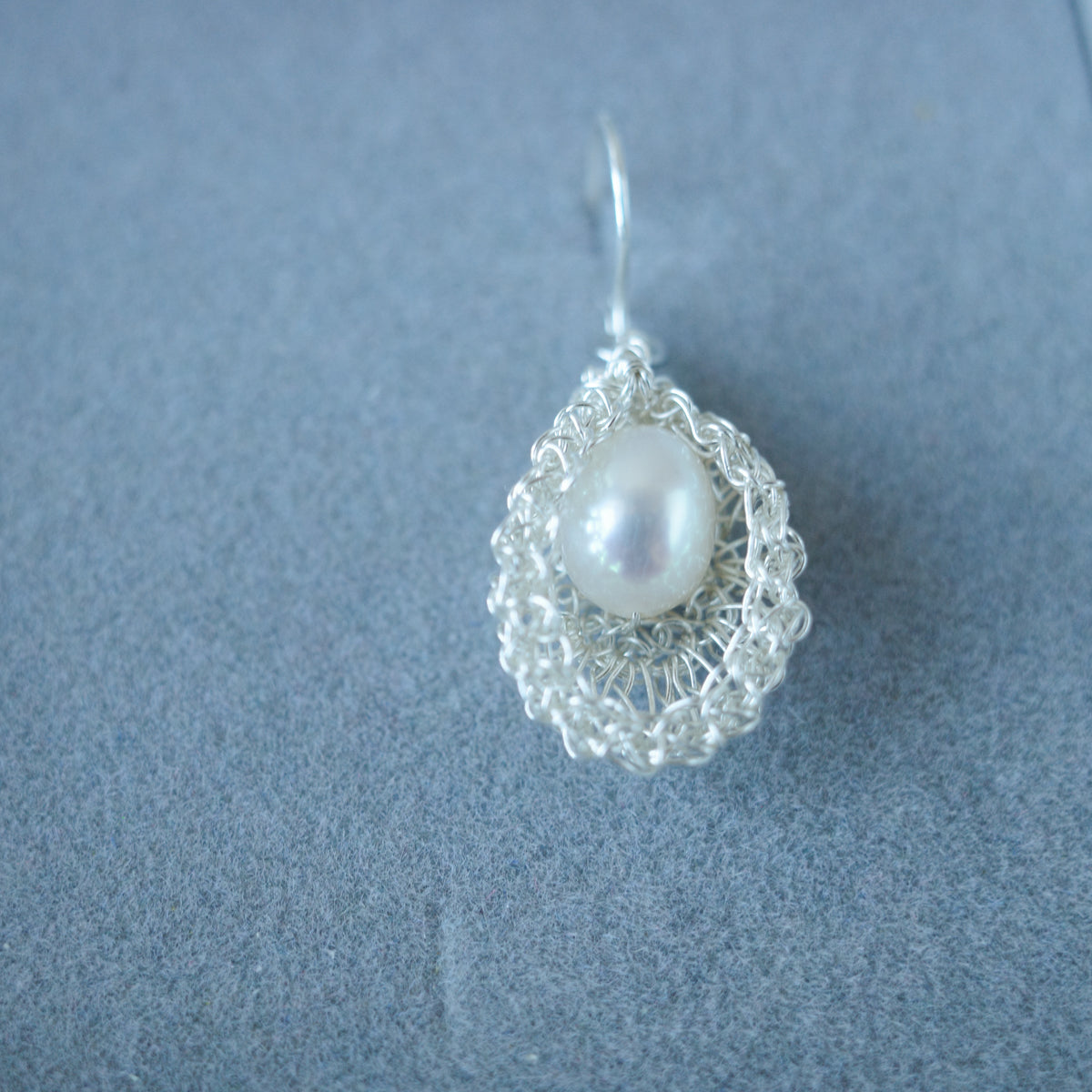 睡美人 – 淡水パール耳飾り　シルバー