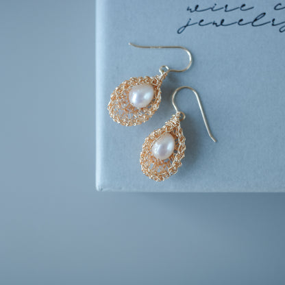 睡美人 – 淡水パール耳飾り　ゴールド