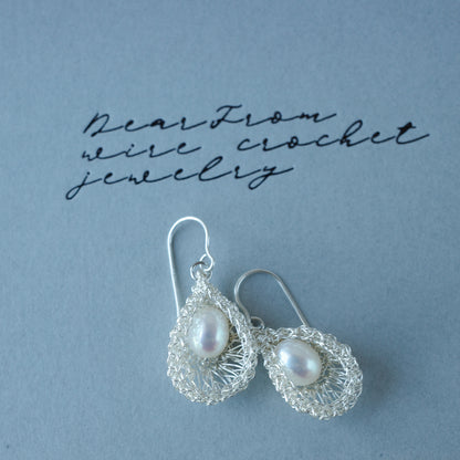 睡美人 – 淡水パール耳飾り　シルバー