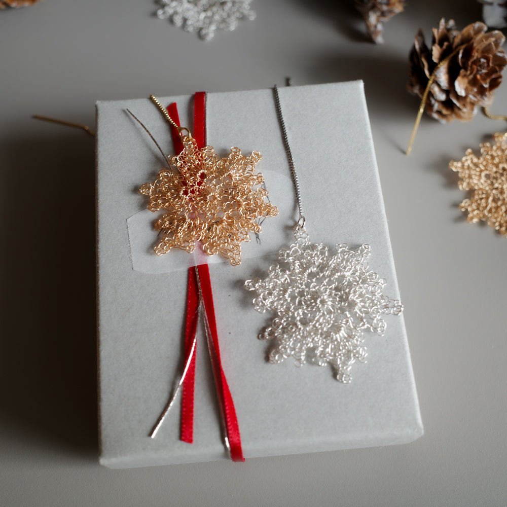 雪の華 ワイヤークロッシェ スライドチェーンピアス［ゴールド］