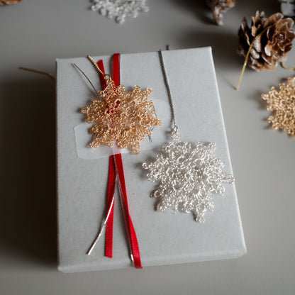 雪の華 ワイヤークロッシェ スライドチェーンピアス［ゴールド］