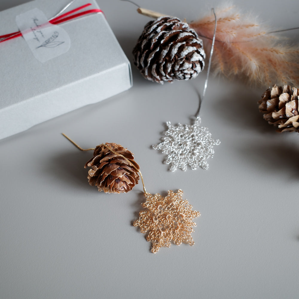 雪の華 ワイヤークロッシェ スライドチェーンピアス［ゴールド］