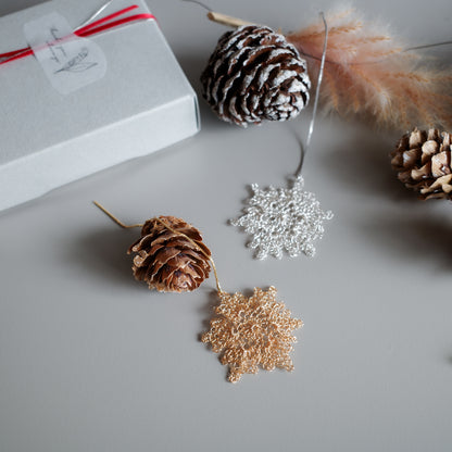 雪の華 ワイヤークロッシェ スライドチェーンピアス［ゴールド］