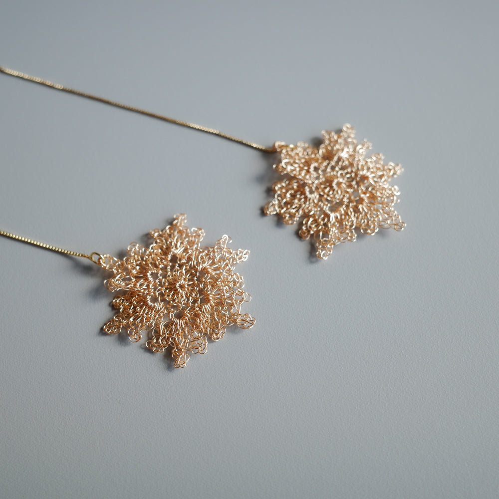 雪の華 ワイヤークロッシェ スライドチェーンピアス［ゴールド］