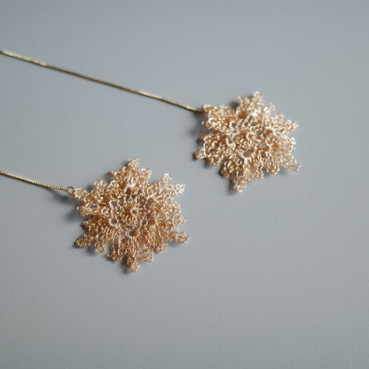 雪の華 ワイヤークロッシェ スライドチェーンピアス［ゴールド］