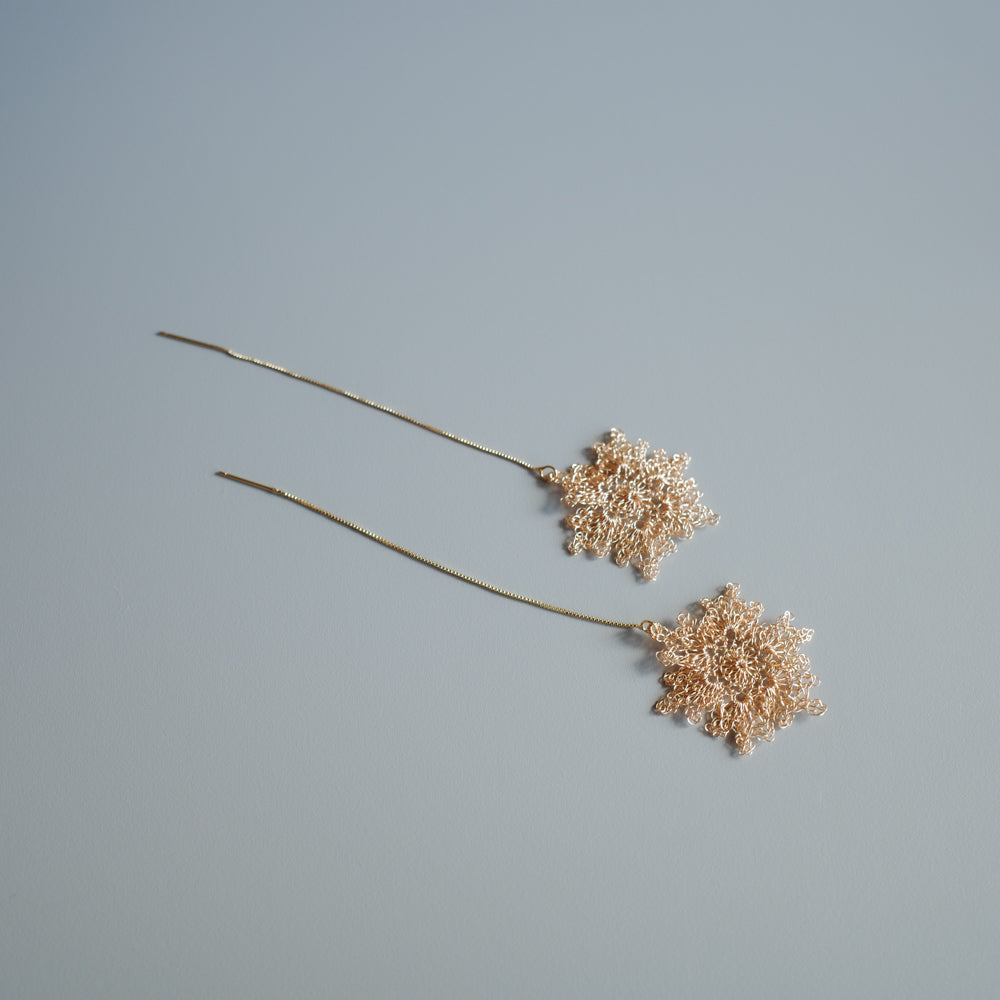 雪の華 ワイヤークロッシェ スライドチェーンピアス［ゴールド］