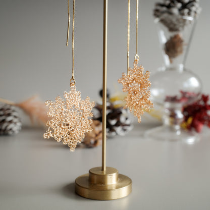 雪の華 ワイヤークロッシェ スライドチェーンピアス［ゴールド］