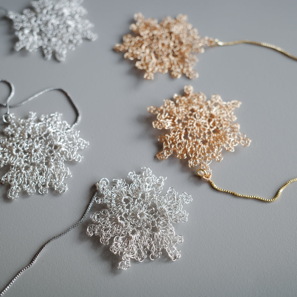 雪の華 ワイヤークロッシェ スライドチェーンピアス［ゴールド］